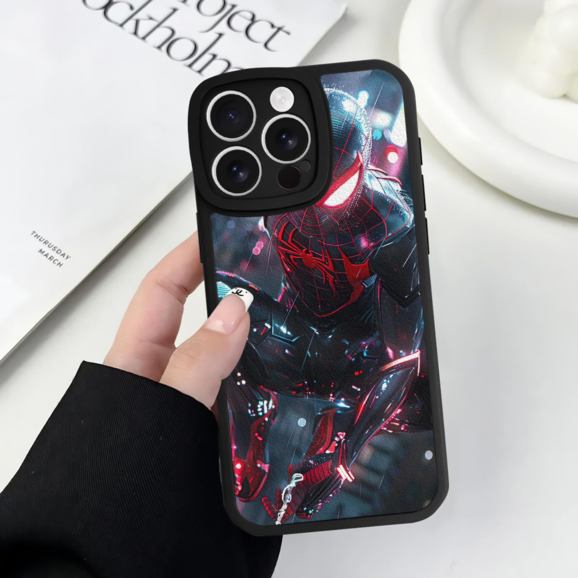 Spider Man スパイダーマン 【iPhone 16シリーズ対応】シリコンスマホケース（レザー調） 材質：シリコン